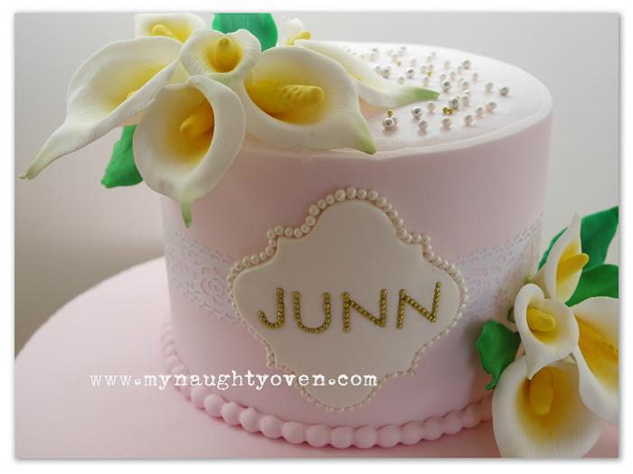 Simple Elegant Lily Floral Cake