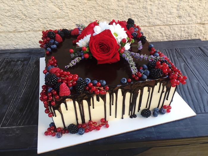 Drip cake with fresh flowers 