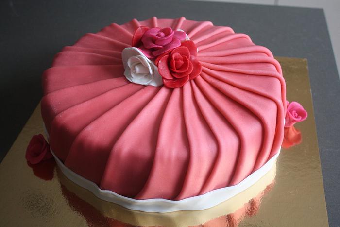folds cake with roses