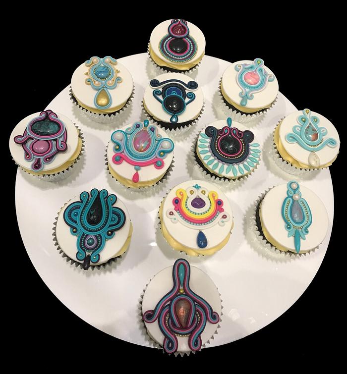 Soutache inspired cup cakes