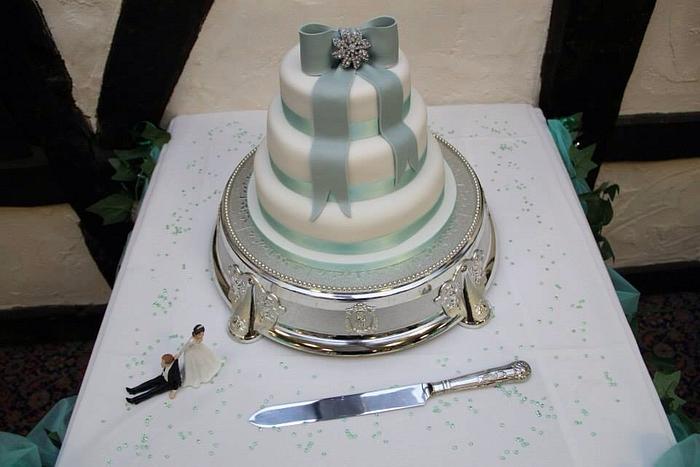 Bow wedding cake