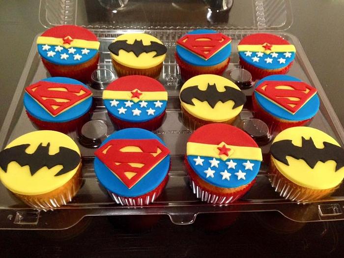 Batman vs Superman cupcakes