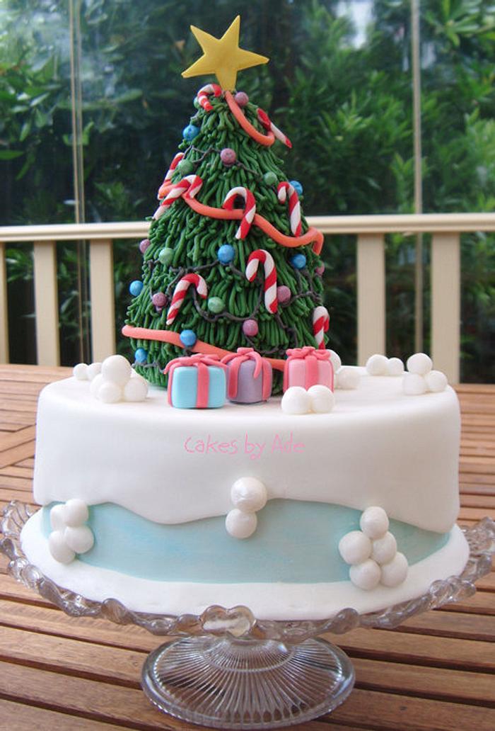 My family Christmas cake - December 2012 - Decorated Cake - CakesDecor