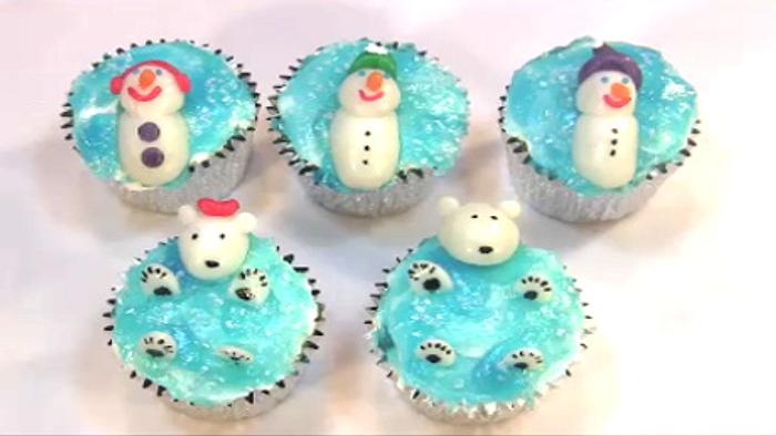 Floating snowmen and polar bears cupcakes