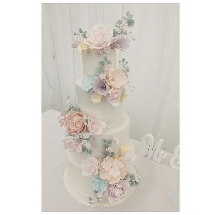 Pastel flowers wedding cake 