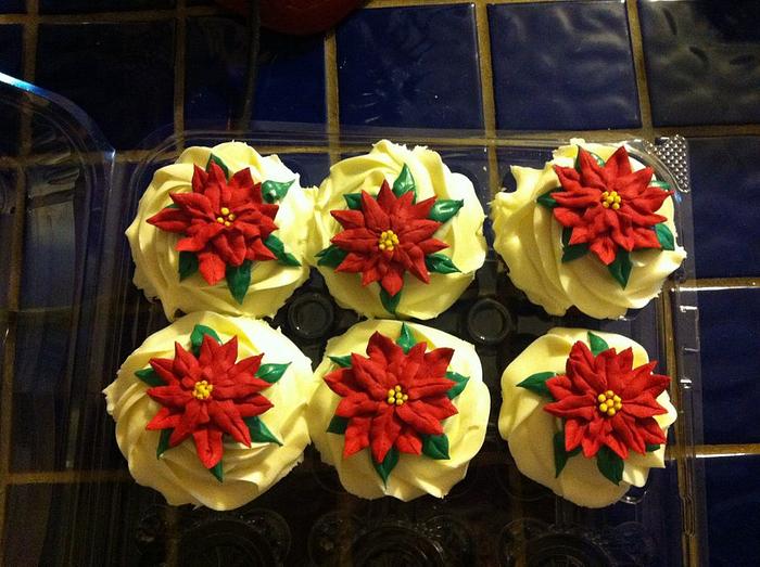 Poinsettia Cupcakes - Decorated Cake by Jessica - CakesDecor