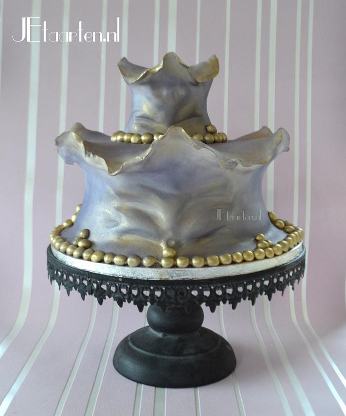 lilac and golden cake