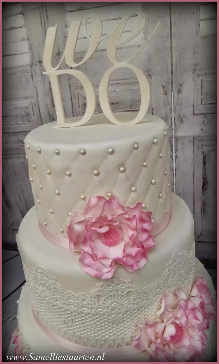 Pink and white weddingcake