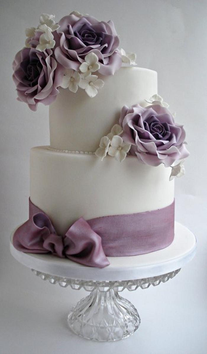 Lilac roses wedding cake x