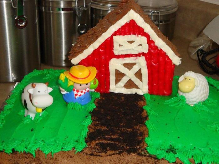 Little People Farm cake with pig & lamb cupcakes