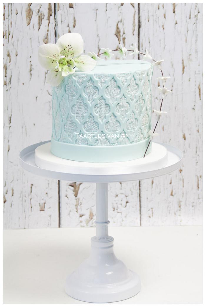 Small weddingcake with edible lace