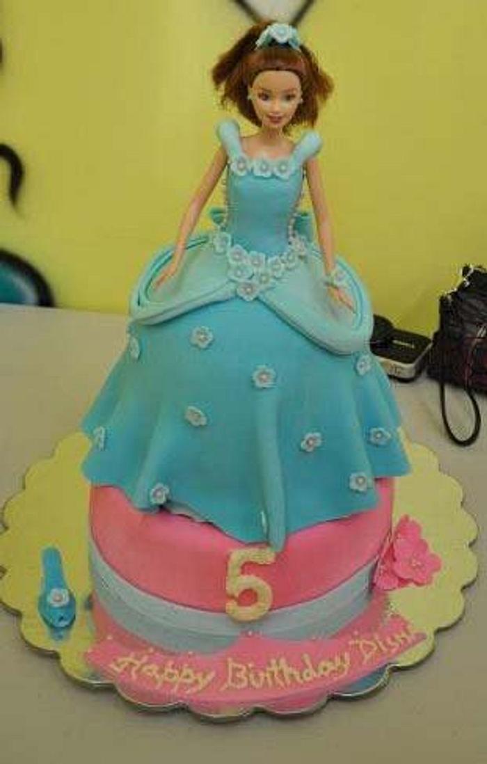 a perfect barbie Cinderella cake