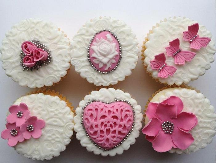 Pretty pink cupcakes 