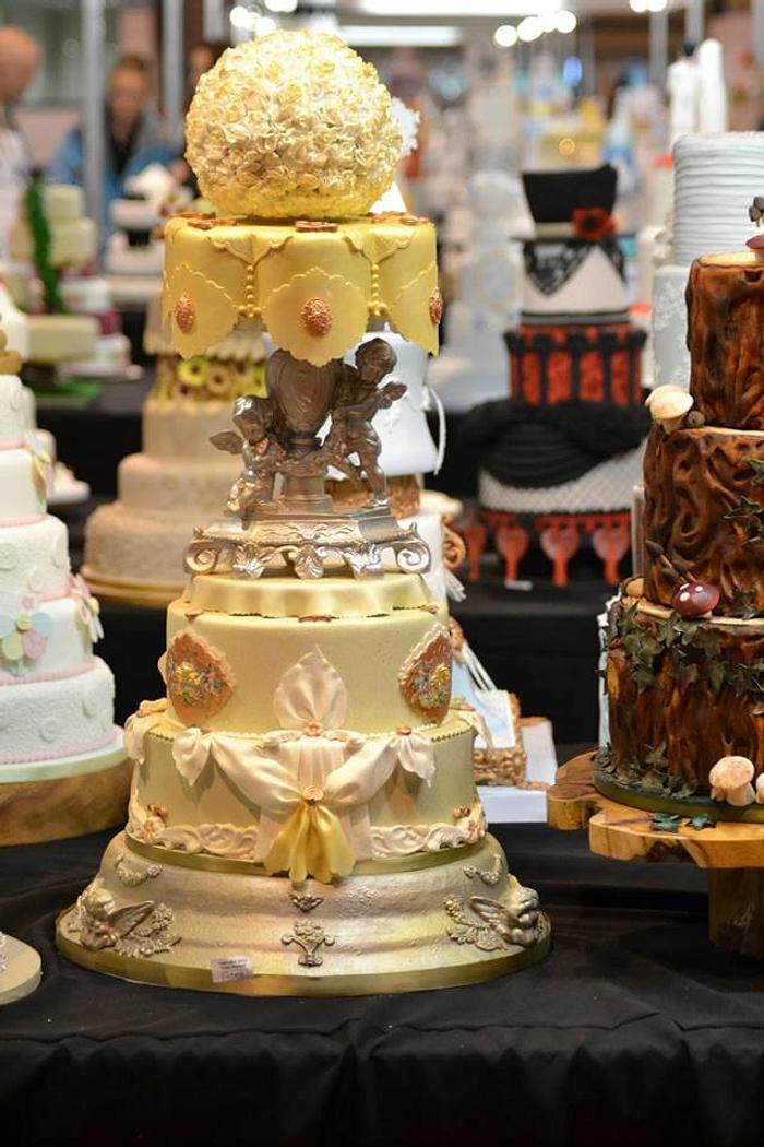 golden cherubs wedding cake 