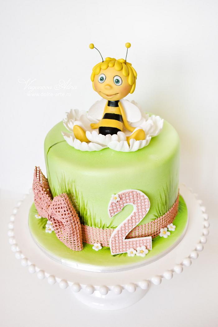 Maya the bee cake