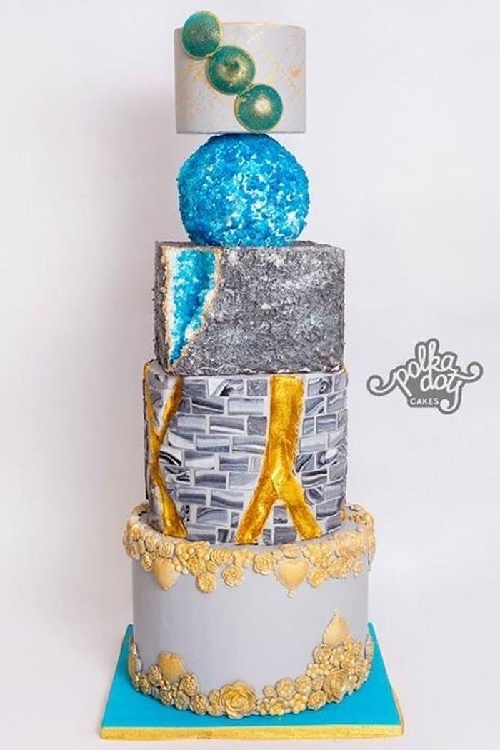 Modern wedding cake inspired by concrete architecture 
