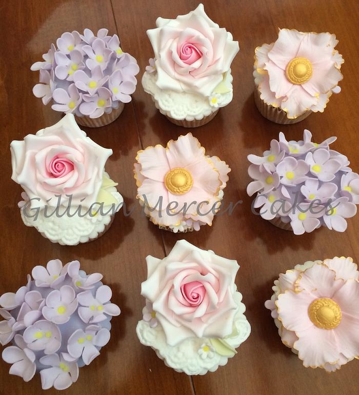 Vintage flower cupcakes