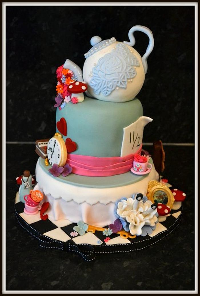 Alice In Wonderland & The Mad Hatters Hat!