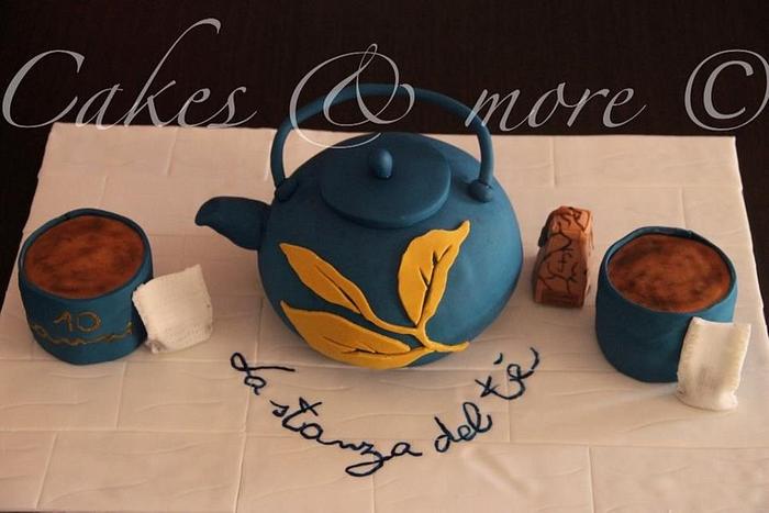 Teapots and cups cake