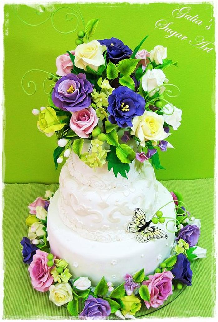 Wedding cake with roses and liziantus