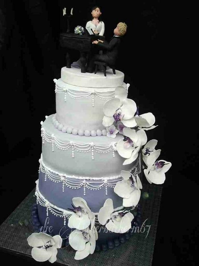 Romantic Weddingcake with Orchid