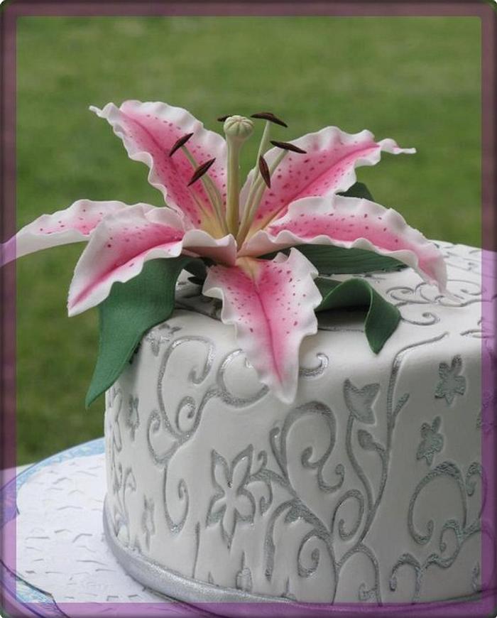 cake with fondant lily