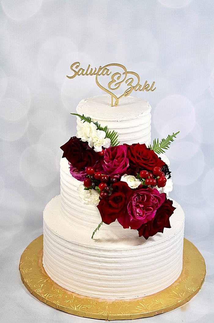 Scalloped wedding cake 