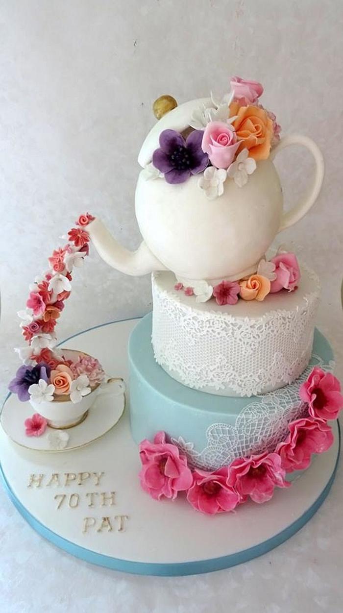 Pouring teapot cake