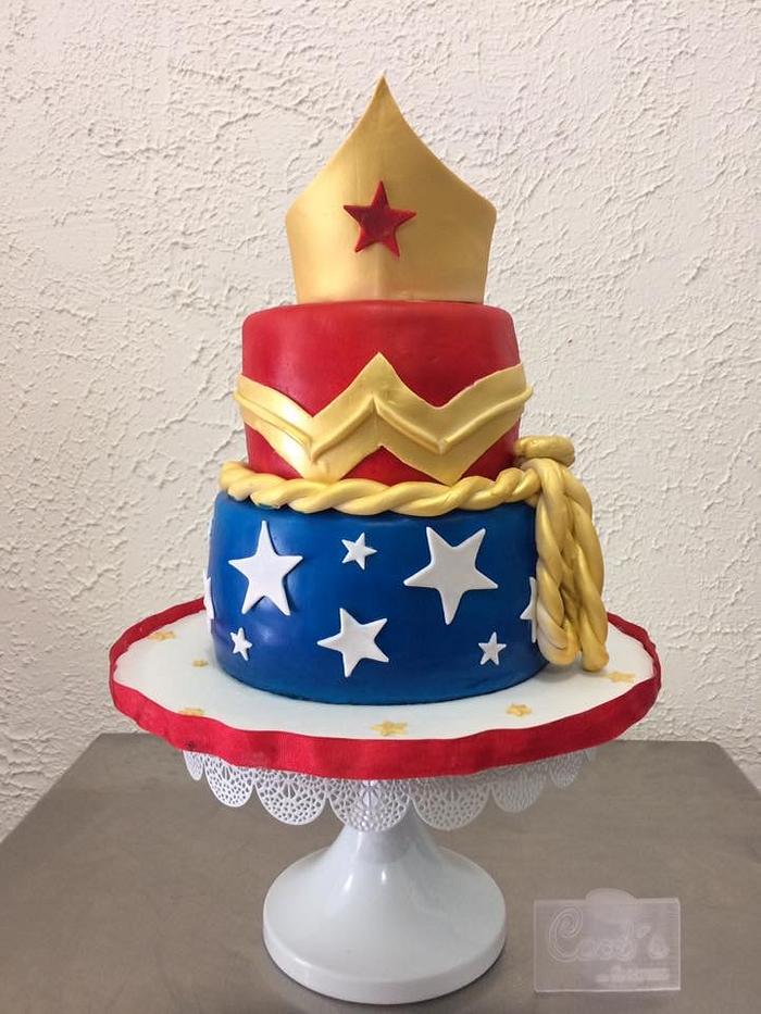 Wonder woman fondat cake