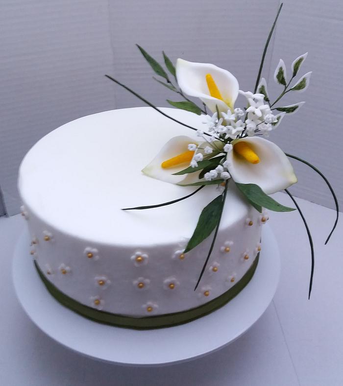 Cake with sugar calla lily spray