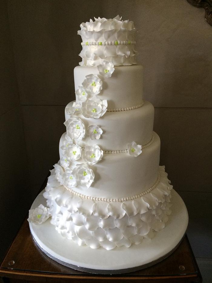 Elegant wedding cake 
