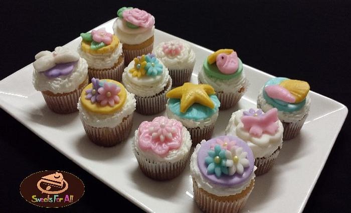 Mini cupcakes with fondant topper