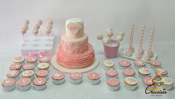 The cake with cupcakes and cakepops