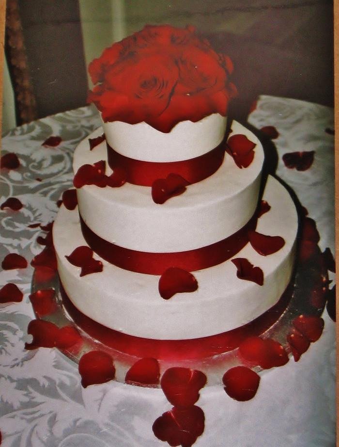 Round buttercream red rose cake