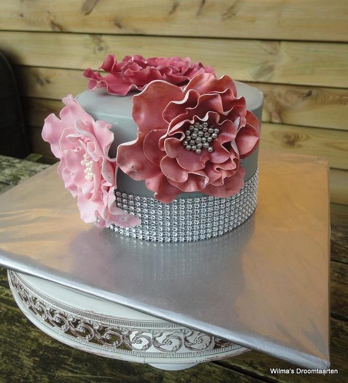 Cake with big fantasy flowers