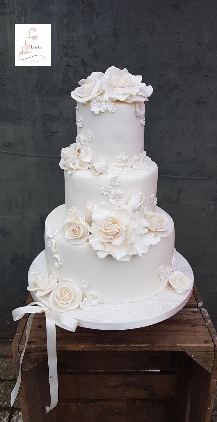 all off-white weddingcake with roses