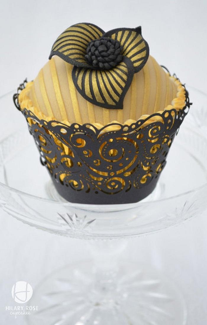 Gold stripe cupcake.