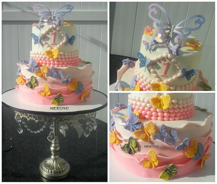A BUTTERFLY THEME CAKE
