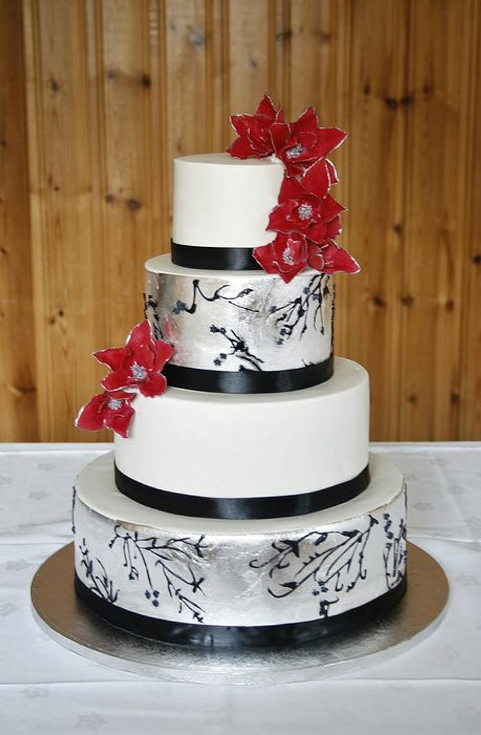 Wedding cake in silver.