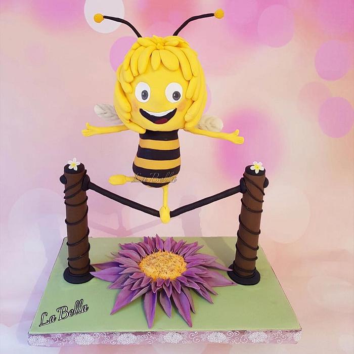 Maya the bee gravity cake