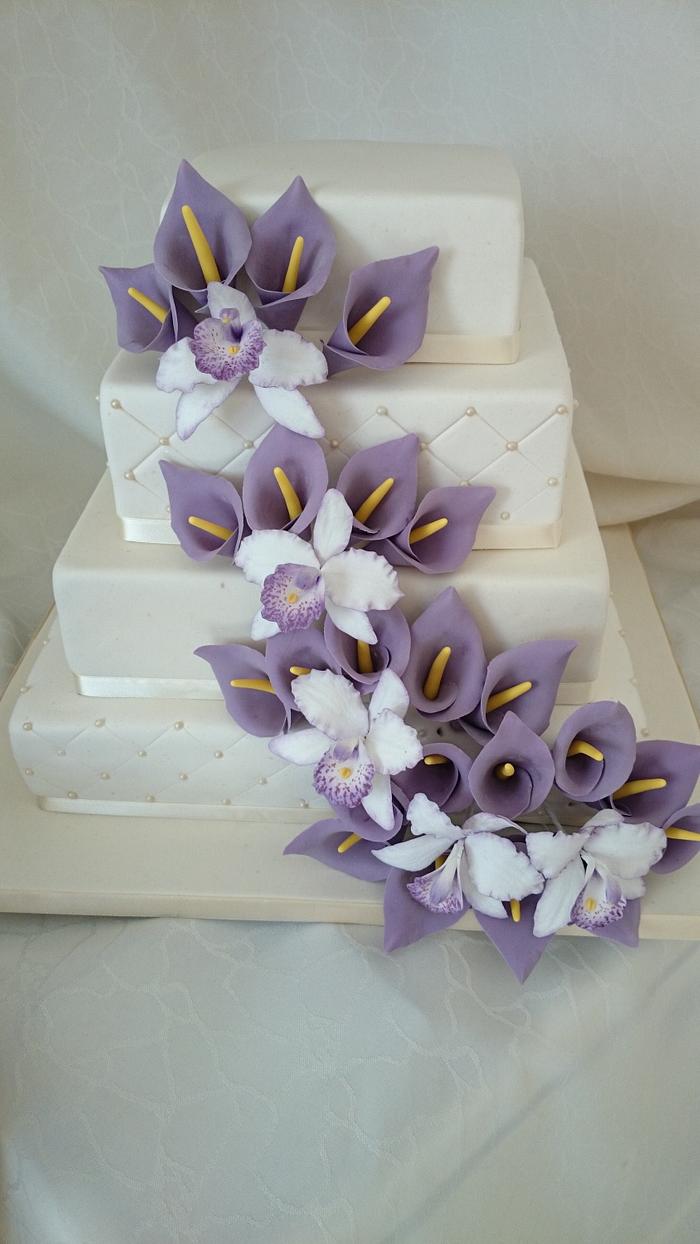Weddingcake with purple calla's 