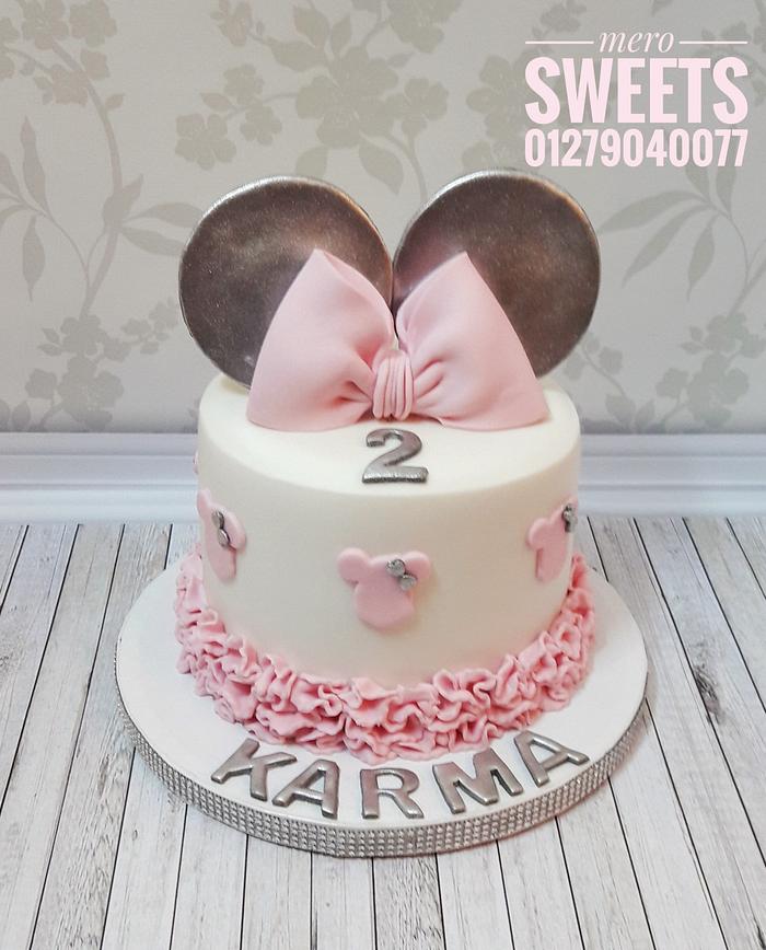 Pink Minnie mouse cake