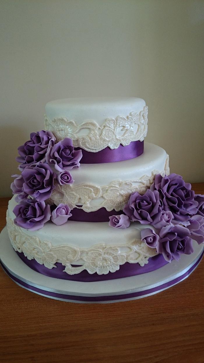 Purple gumpaste roses on vintage weddingcake