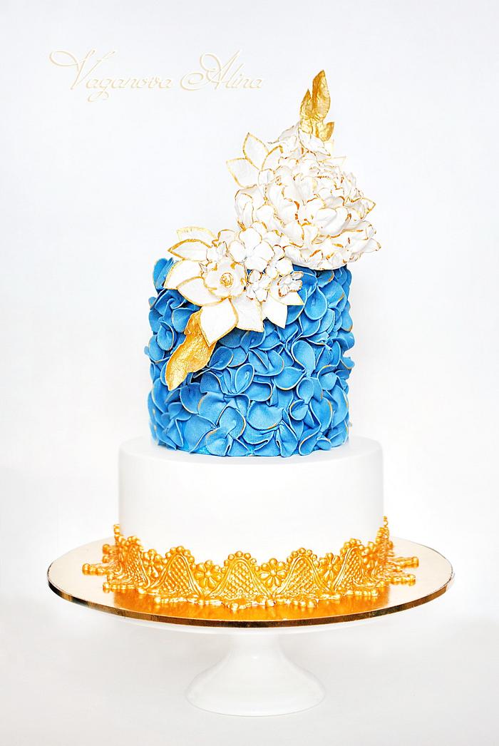 Blue, white and gold  cake for a glamorous wedding