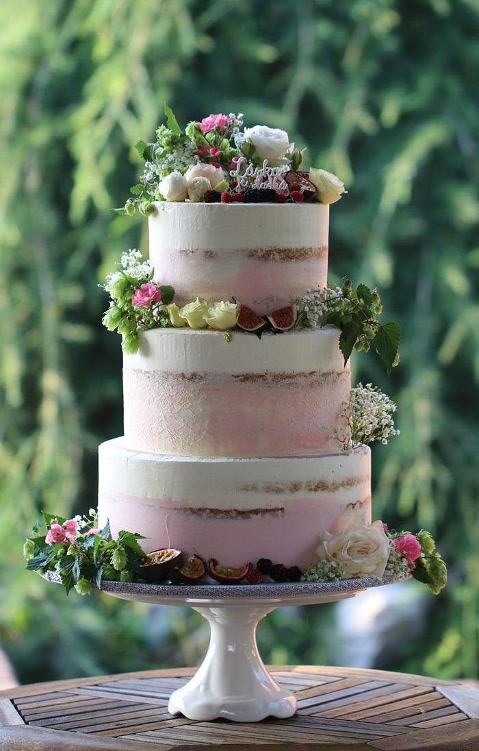 romantic wedding cake : 