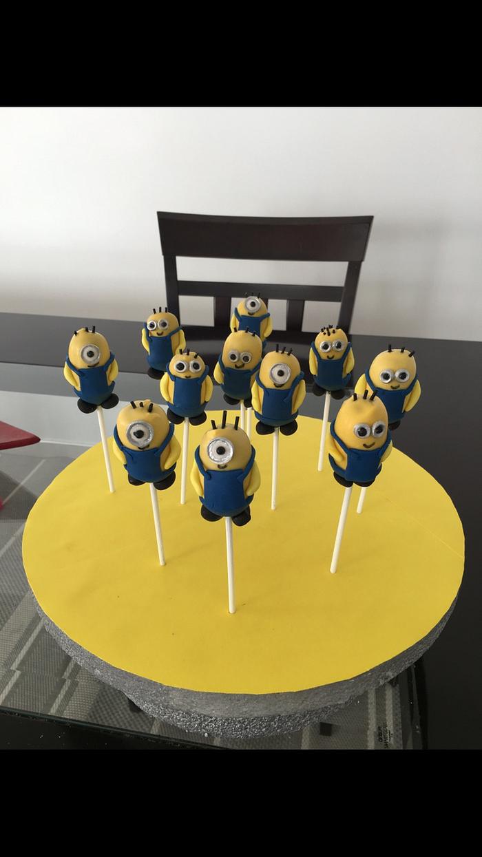 Minion cakepops