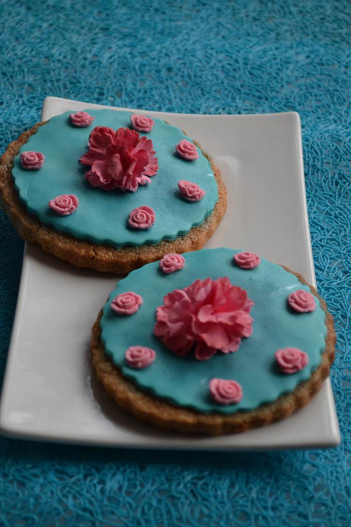 Pompoms roses on cookies