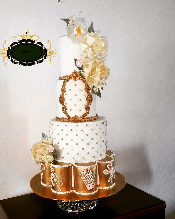 White golden weddingcake