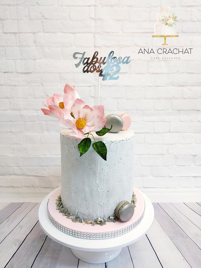 Magnolia crackle birthday cake