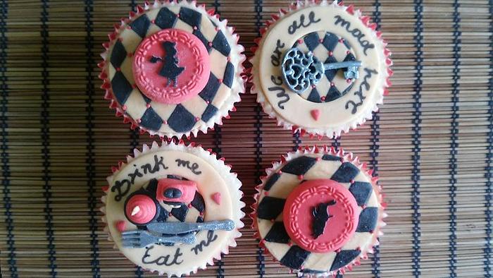 Alice in Wonderland cupcakes